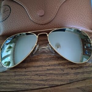 RAY BAN AVIATORS WITH GOLD FRAME AND SILVER MIRROR LENSES. BRAND NEW.